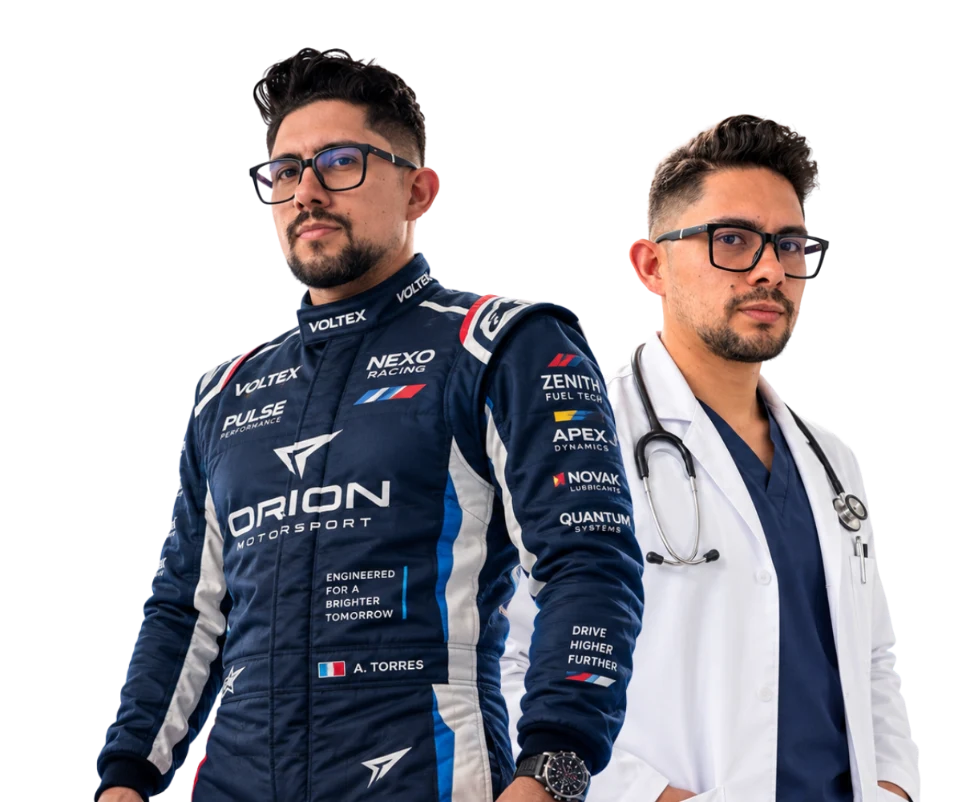 Diego y Rodrigo, representantes de ReconoCer IPS: uno con traje de automovilismo y otro con bata médica y fonendoscopio