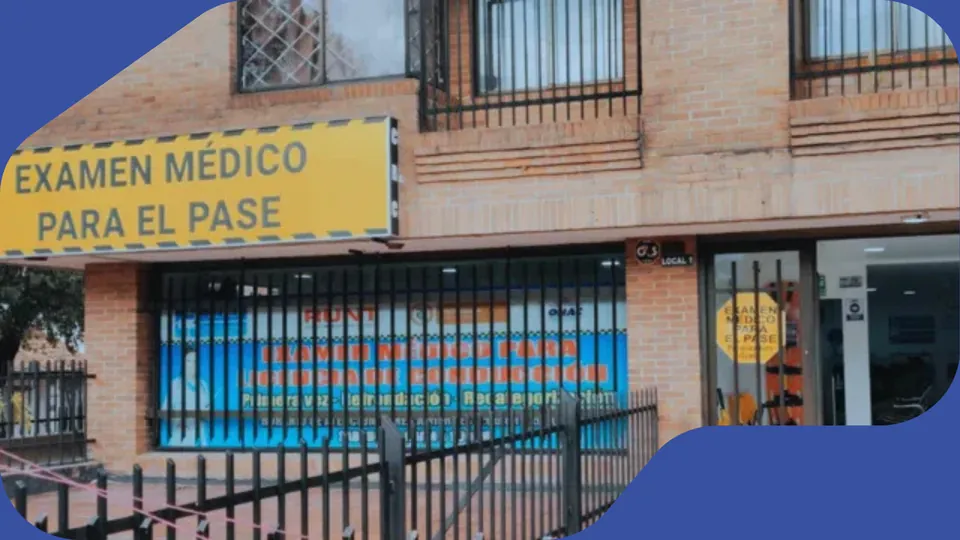 Fachada del centro de reconocimiento de conductores sobre la Autopista Norte