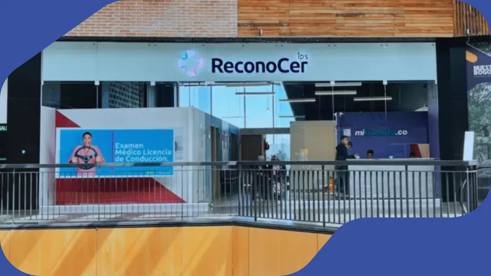 Fachada de ReconoCer IPS en el centro comercial Nuestro Bogotá, con el letrero iluminado sobre el local acristalado