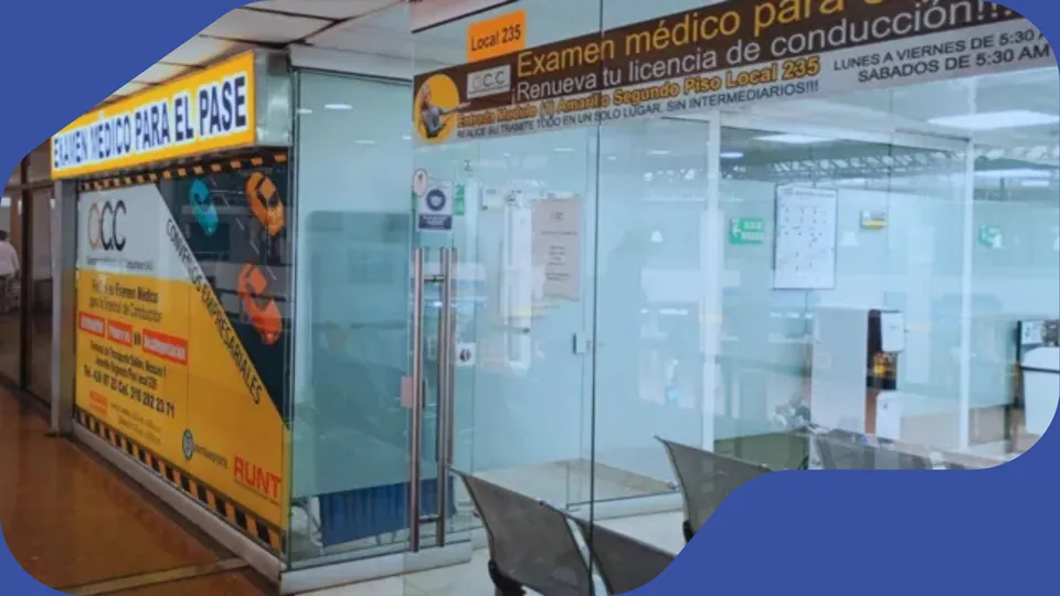 Fachada acristalada del centro de reconocimiento de conductores en el Terminal de Transportes El Salitre